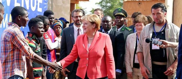 Angela Merkel lors d'une visite au Niger Angela Merkel lors d'une visite au Niger