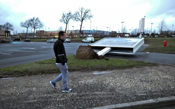 Intempéries: 60.000 foyers encore sans électricité mardi soir en France (Enedis) Intempéries: 60.000 foyers encore sans électricité mardi soir en France (Enedis)