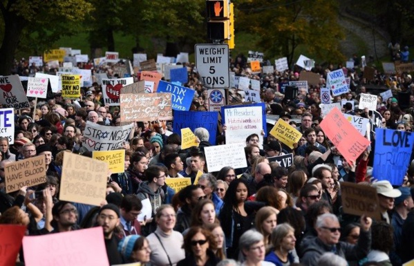 Trump à la synagogue de Pittsburgh, conspué par des manifestants Trump à la synagogue de Pittsburgh, conspué par des manifestants