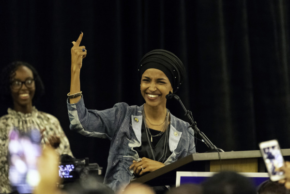 Ilhan Omar, l'une des deux premières femmes musulmanes à être élue au Congrès, salue à ses partisans, le 6 novembre 2018 à Minneapolis, dans le Minnesota