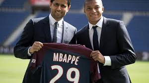 Kilian Mbappé ici avec le boss du PSG, Nasser El Khelaifi
