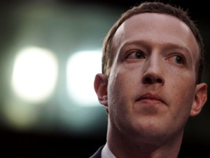 Facebook: Zuckerberg ne prévoit pas de démissionner Facebook: Zuckerberg ne prévoit pas de démissionner