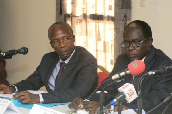 Le président du Conseil constitutionnel (à gauche) et notre confrère Abdoulaye Ndiaye (photo Dakaractu)