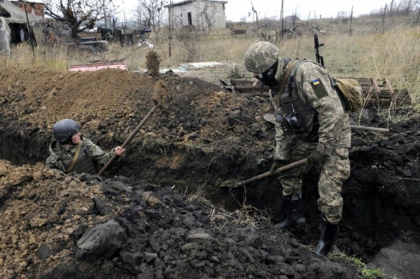 Loi martiale en Ukraine: les soldats creusent des tranchées