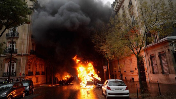 "Gilets jaunes": explosion de violences à Paris après de premiers heurts près des Champs-Elysées