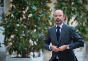 "Gilets jaunes" : le pouvoir prépare un "geste" dans l'urgence "Gilets jaunes" : le pouvoir prépare un "geste" dans l'urgence