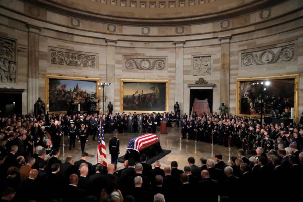 La dépouille de George H.W. Bush exposée solennellement à Washington
