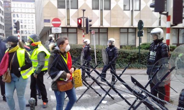 "Gilets jaunes": 400 manifestants à Bruxelles, une centaine d'arrestations