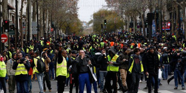 "Gilets jaunes": la tension monte d'un cran à Paris, calme en régions