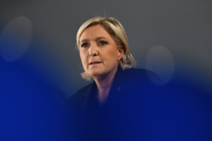 Marine Le Pen demande à Macron des "réponses fortes" à la "souffrance" des "gilets jaunes" Marine Le Pen demande à Macron des "réponses fortes" à la "souffrance" des "gilets jaunes"