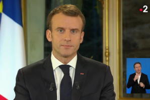 Macron tente de calmer la colère, sans convaincre les "gilets jaunes"