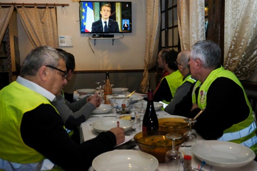 Macron annonce une volée de mesures pour apaiser les gilets jaunes