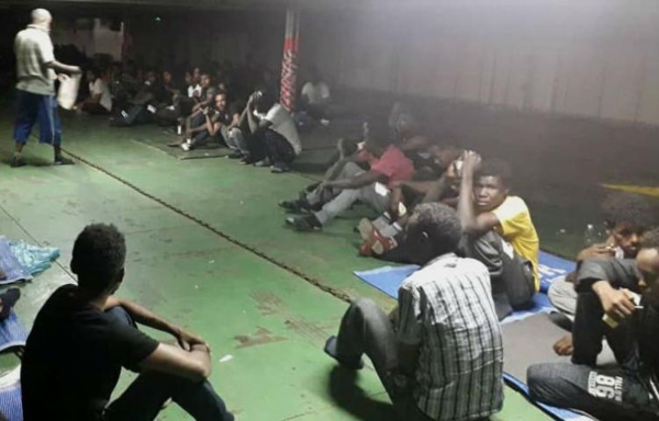 Les migrants du "Nivin" délogés de force du navire par les forces libyennes