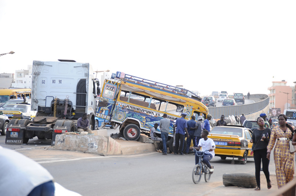 Sur la VDN en face des Impôts et Domaines. C'était mercredi 12 décembre vers 16H30 Sur la VDN en face des Impôts et Domaines. C'était mercredi 12 décembre vers 16H30