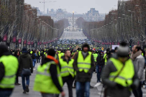 Des "gilets jaunes" sur les Champs Elysées samedi 15 décembre Des "gilets jaunes" sur les Champs Elysées samedi 15 décembre