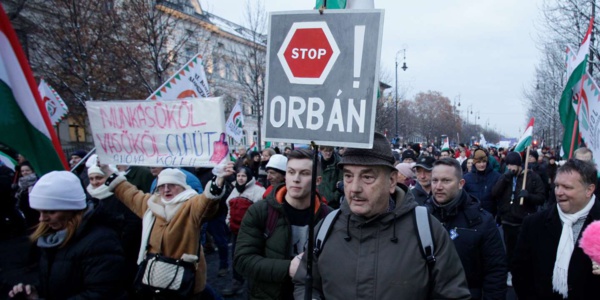 Des milliers de Hongrois protestent contre le gouvernement Orban Des milliers de Hongrois protestent contre le gouvernement Orban