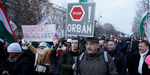 Des milliers de Hongrois protestent contre le gouvernement Orban