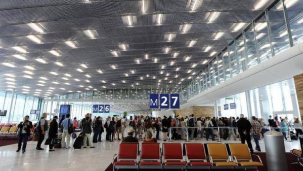 Files d'attente provoquées par les policiers aux aéroports de Paris