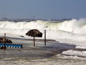 La mer déchaînée face à La Havane, plusieurs quartiers inondés