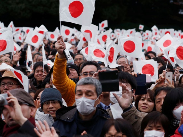 Foule record à Tokyo pour le 85e anniversaire de l'empereur Foule record à Tokyo pour le 85e anniversaire de l'empereur