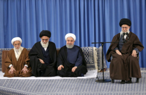 L'Ayatoullah Shahroudi en turban noir (2e à partir de la gauche) L'Ayatoullah Shahroudi en turban noir (2e à partir de la gauche)