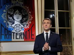 Macron pourfend les "porte-voix d'une foule haineuse"