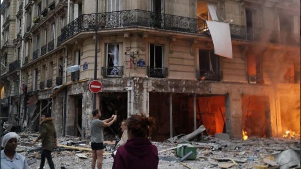 Explosion accidentelle d'un immeuble à Paris : deux pompiers sont morts, au moins 47 personnes blessées