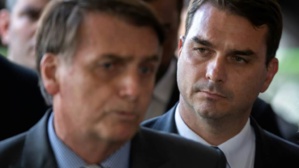 Bolsonaro fils en arrière-plan, derrière son père Bolsonaro fils en arrière-plan, derrière son père