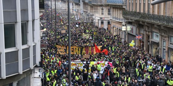 "Gilets jaunes" : 69 000 manifestants ce samedi en France, dont 4 000 à Paris, une mobilisation en baisse selon le ministère de l'Intérieur "Gilets jaunes" : 69 000 manifestants ce samedi en France, dont 4 000 à Paris, une mobilisation en baisse selon le ministère de l'Intérieur