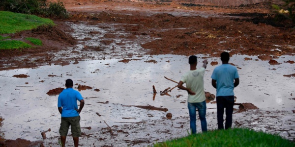 Rupture d'un barrage au Brésil: 34 morts, peu d'espoir pour près de 300 disparus Rupture d'un barrage au Brésil: 34 morts, peu d'espoir pour près de 300 disparus