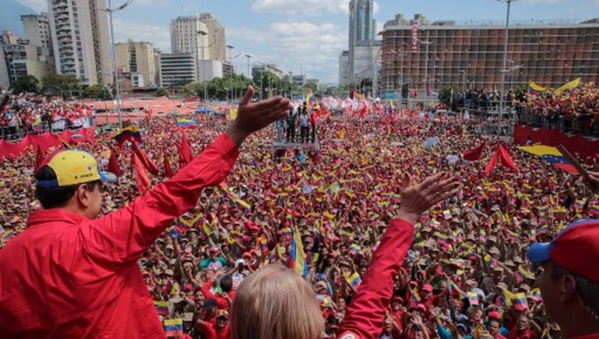 Venezuela: bras de fer opposition-Maduro dans la rue pour les 20 ans de la révolution Venezuela: bras de fer opposition-Maduro dans la rue pour les 20 ans de la révolution