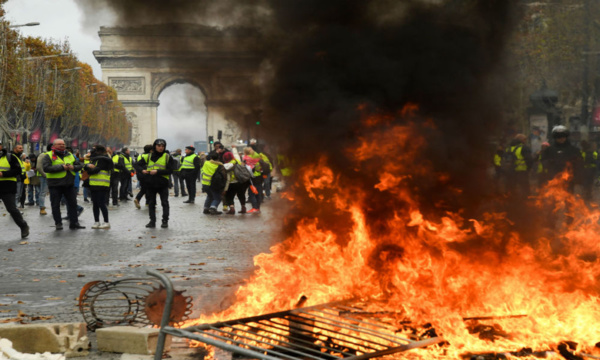 "Gilets jaunes": Un manifestant gravement blessé à la main à Paris