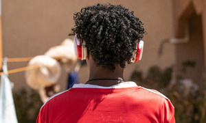 Comment éviter une perte auditive en écoutant de la musique avec des écouteurs ? Les conseils de l'ONU