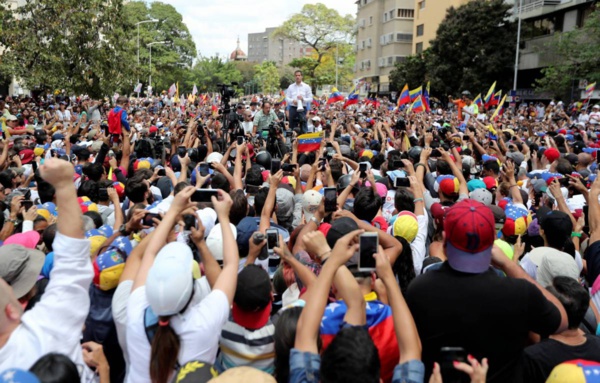 Des manifestants pro et anti gouvernement défilent au Venezuela après la panne géante Des manifestants pro et anti gouvernement défilent au Venezuela après la panne géante