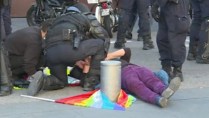 Macron souhaite "sagesse" à la septuagénaire blessée à Nice, la gauche s'indigne