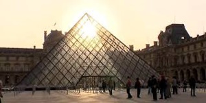 La Pyramide du Louvre fête ses 30 ans avec un trompe-l'oeil géant La Pyramide du Louvre fête ses 30 ans avec un trompe-l'oeil géant