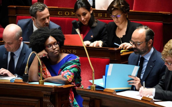 Sibeth Ndiaye aux côtés du premier ministre Edouard Philippe à l'assemblée nationale mardi
