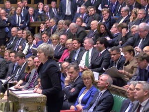 Theresa May présente le report du Brexit aux parlementaires