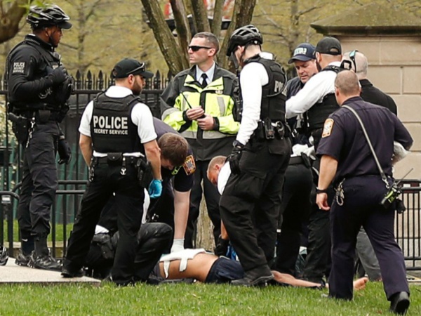 Un homme tente de s'immoler par le feu devant la Maison blanche Un homme tente de s'immoler par le feu devant la Maison blanche
