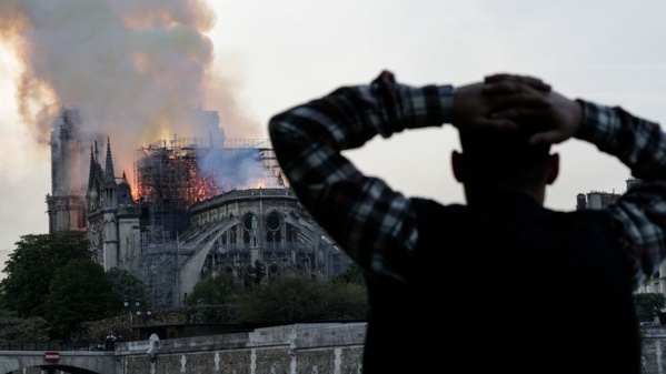 Incendie de Notre-Dame de Paris : les pompiers ne sont pas sûrs de pouvoir "enrayer la propagation" du feu Incendie de Notre-Dame de Paris : les pompiers ne sont pas sûrs de pouvoir "enrayer la propagation" du feu