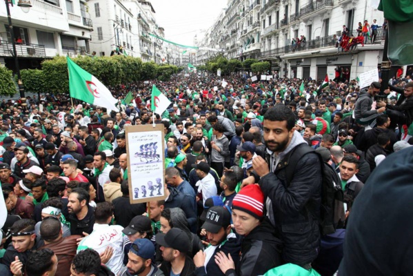 Les Algériens défilent en masse, sans incident, pour un 9e vendredi consécutif