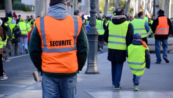 Des milliers de "Gilets jaunes", deux jours après les annonces de Macron Des milliers de "Gilets jaunes", deux jours après les annonces de Macron