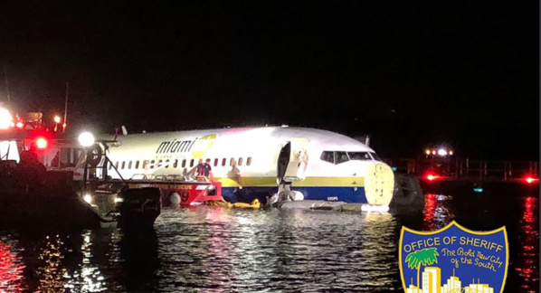 Un Boeing 737 atterrit dans l'eau près de Jacksonville en Floride Un Boeing 737 atterrit dans l'eau près de Jacksonville en Floride
