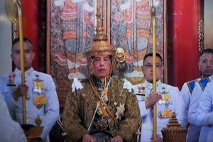 Couronné, le roi de Thaïlande lance un appel à "la paix" dans un pays divisé Couronné, le roi de Thaïlande lance un appel à "la paix" dans un pays divisé