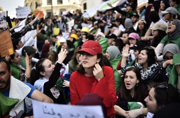 Algérie: des milliers d'étudiants défilent, premières manifestations du ramadan Algérie: des milliers d'étudiants défilent, premières manifestations du ramadan