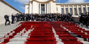 Déclin de la biodiversité: du faux sang coule au Trocadéro Déclin de la biodiversité: du faux sang coule au Trocadéro