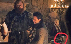 DESINTOX - Non, le gobelet de la série Game of Thrones ne venait pas de chez Starbucks DESINTOX - Non, le gobelet de la série Game of Thrones ne venait pas de chez Starbucks