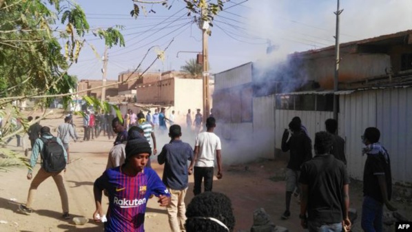 A Khartoum, les manifestants démantèlent les barricades à contre coeur A Khartoum, les manifestants démantèlent les barricades à contre coeur
