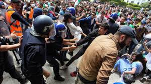 Algérie: des arrestations marquent le 14e vendredi de manifestations massives