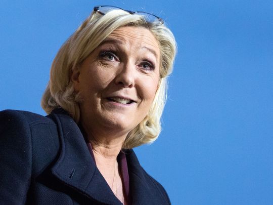 Emmanuel Macron perd son pari, Marine Le Pen sourit
